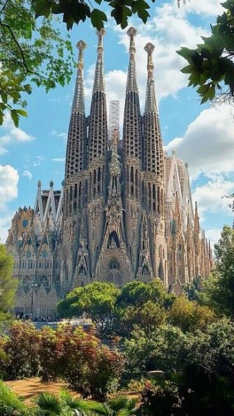Explore Barcelona’s Iconic Sagrada Familia en 2025