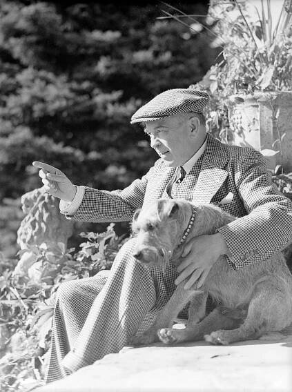 Soubor:William Lyon Mackenzie King with his dog, Pat I, at Moorside Cottage - William Lyon Mackenzie King et son chien, Pat I, au chalet Moorside (39295036634).jpg