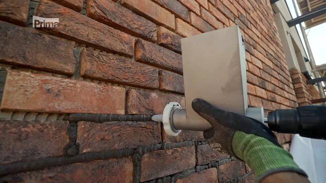 Strojní spárování cihlového obkladu spárovací hmotou FM-X