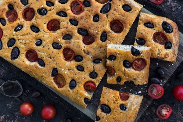 Rajčatová focaccia s černými olivami | Globus