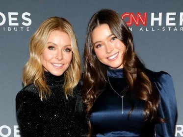 Kelly Ripa twins with lookalike daughter Lola - but fans think someone else stole the show