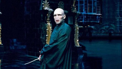 Lord Voldemort z Harryho Pottera po 16 letech od premiéry. Ralph Fiennes oslavil 59 let a změnil se k nepoznání