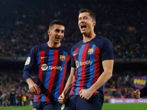 Barcelona vede po výhře v Elche ligu o patnáct bodů. Dvakrát se trefil Lewandowski