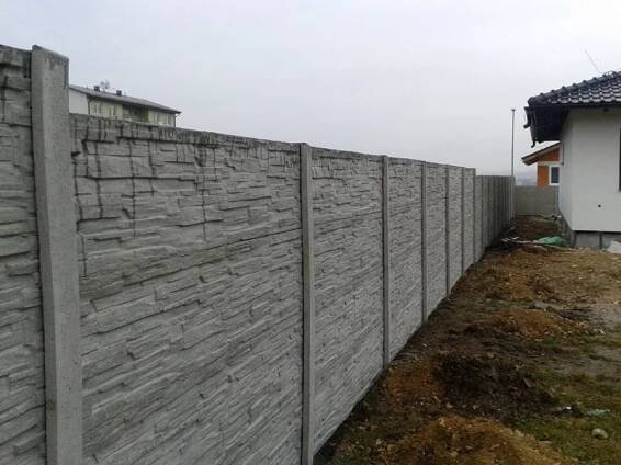 Valča - šedý rovný jednostranný betónový plot - Ploty Beves.sk