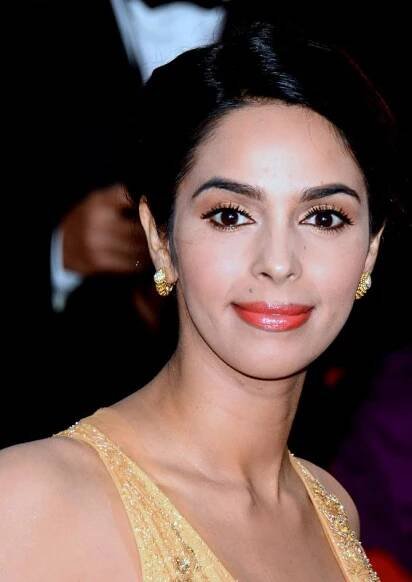 Soubor:Mallika Sherawat Cannes 2013.jpg – Wikipedie