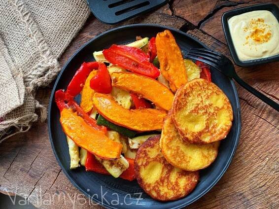 Pečená zelenina s dýní Hokaido + cizrnové placičky + jogurtový dip tahini - vařilamyšička.cz