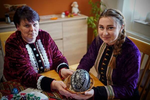 Největší kraslice? Pštrosí. Ve Vacenovicích vyškrabávají tři generace