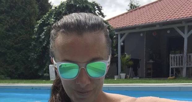 Alice Bendová v bazénu