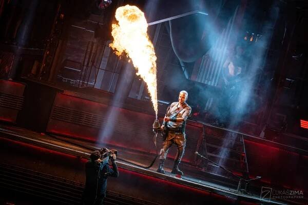 Nejdřív ohně a konfety, pak Rammstein poklekli před Prahou - magazin.promuziku.cz 