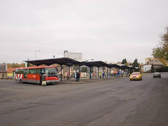File:Bruntál, autobusové nádraží.jpg