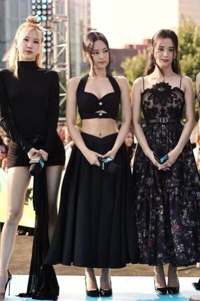 Roseanne Park, Jennie Kim, Jisoo Kim – Joint, Shoulder, S…