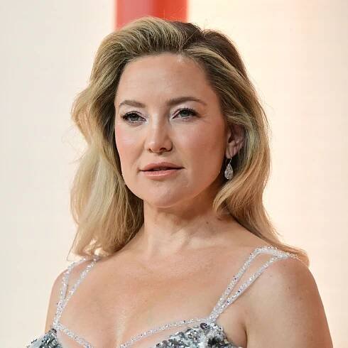 Kate Hudson’s Shimmery Gown Looks Like a Nod to Her First-Ever Oscars Look
