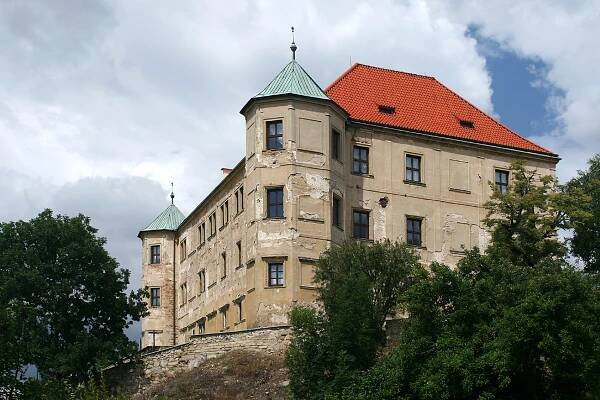 Tajuplný zámek Vinařice a vznik kostela v Sýčině – epochanacestach.cz