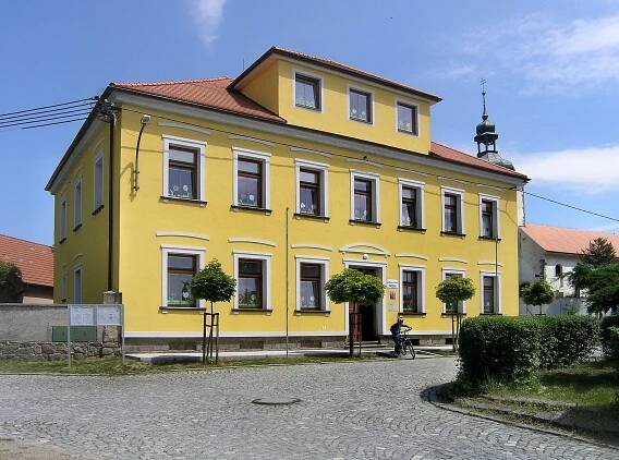 Soubor:Olbramovice, elementary school.jpg