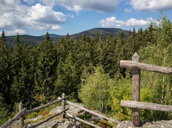 Rolandův kámen – skalní vyhlídka nad Karlovou Studánkou