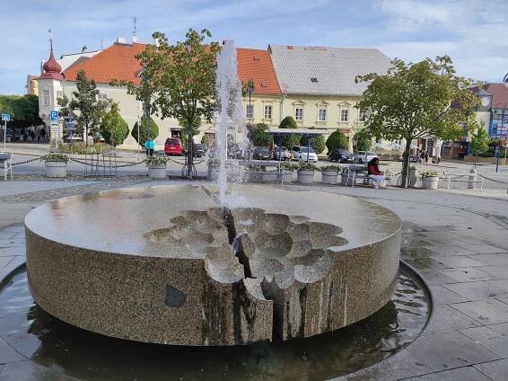 Výrazně se změnilo Masarykovo náměstí v Jindřichově Hradci. Fontána z roku 2008 od sochaře Františka Häckela nahradila prostor po památníku Internacionalismu, který oslavoval pomoc spojeneckých vojsk Varšavské smlouvy.