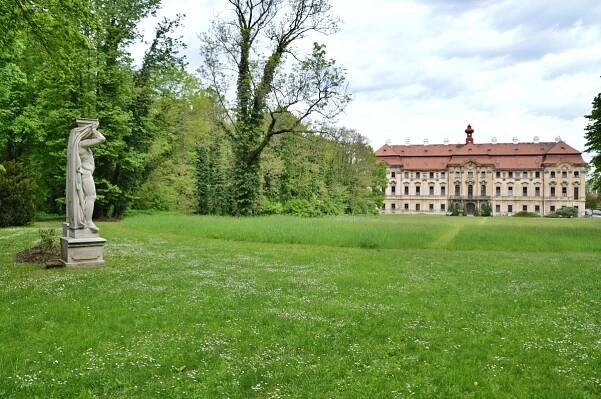 Zámek a zámecký park Měšice
