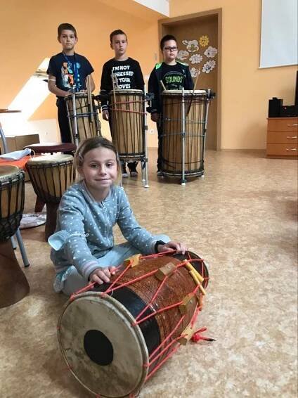 Africké bubnování - Oficiální stránky ZŠ a MŠ Holčovice
