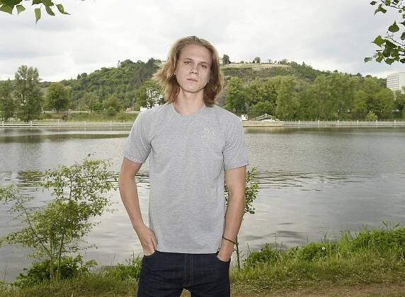Nechal si narůst dlouhé vlasy: Zdeněk Piškula by teď mohl hrát romantického prince