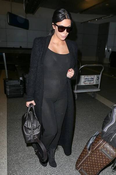 Fanoušci se baví nad těhotenským šatníkem Kim Kardashian, která má už ve 4. měsíci pořádné bříško
