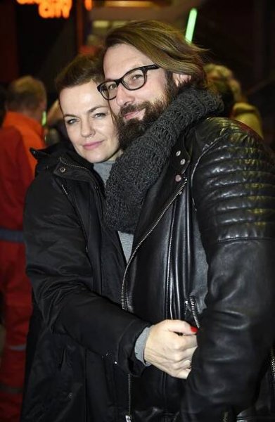 Chce z něj mít máničku? Marta Jandová si vyšla do kina s manželem, který si nechal narůst delší vlasy