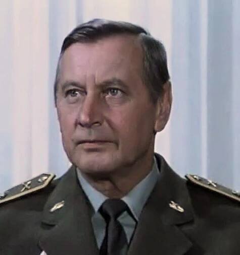 Josef Langmiler ve filmu Kluci z bronzu (1980, režie Stanislav Strnad)