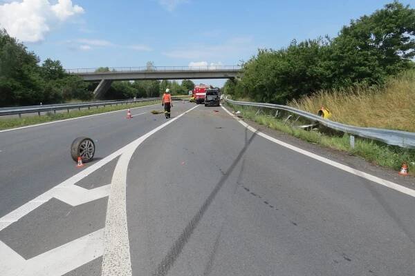 Řidičku vyděsila housenka, opel skončil ve svodidlech. Dva zranění