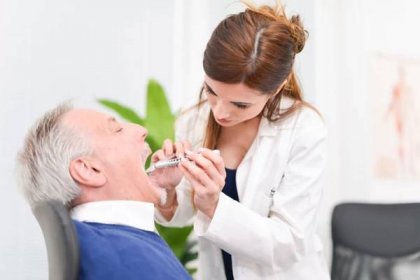 Rakovina v ústech může připomínat záněty. Netýká se jen kuřáků, říká lékař
