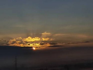 Východ slunce mlha zima v zimě a elektrické pylony v ioannina město řecko — Stock obrázek