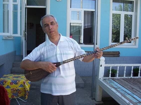 Soubor:Joueur de dutar ouzbek.jpg – Wikipedie