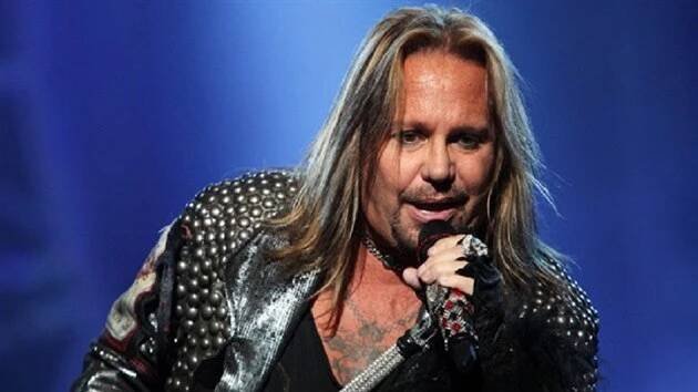 Vince Neil, zpěvák slavných hairmetalových provokatérů Mötley Crüe, dorazí se svojí doprovodnou kapelou.