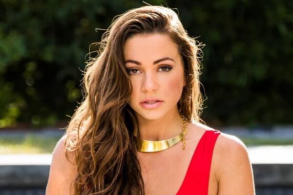 20-extraordinary-facts-about-abigail-mac