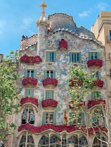 casa batllo facade famous buildings in barcelona 3 days in barcelona passeig de gracia fun facts about spain self-guided walking tour of barcelona gaudi building map spain bucket list