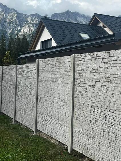 Betonový plot CIHLA OSTRÁ (oboustranný / jednostranný) – Top Beton Zaun