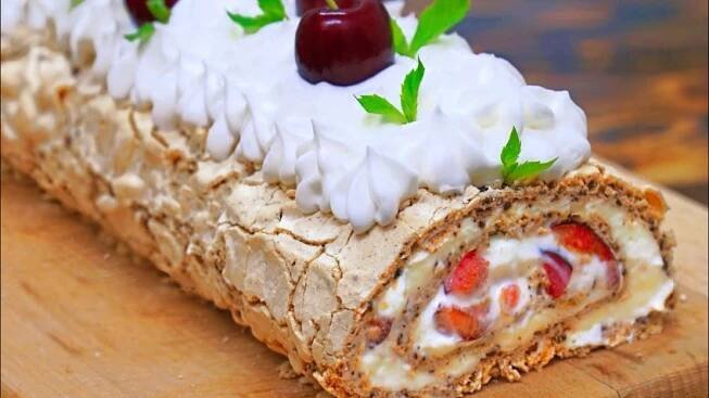 Křehká roláda z PUSINKOVÉHO těsta se šlehačkou a čerstvým ovocem: Jakmile tento recept vyzkoušíte, tak už v neděli ke kávičce nic jiného chtít nebudete!