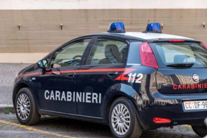auto policejní karabinieri zaparkované ve městě - karabiniéři - stock snímky, obrázky a fotky