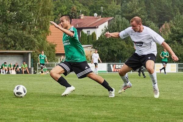 2. kolo FORTUNA divize A: SK Horní Bříza (zelení) - FC Rokycany (fotbalisté v bílých dresech) 1:4 (1:2).