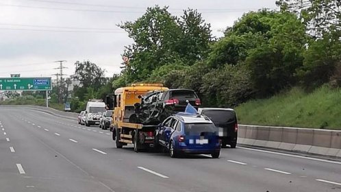Nehoda na D1: Kamion se v protisměru srazil s auty. Dva lidé zemřeli, tři jsou zranění – eXtra.cz