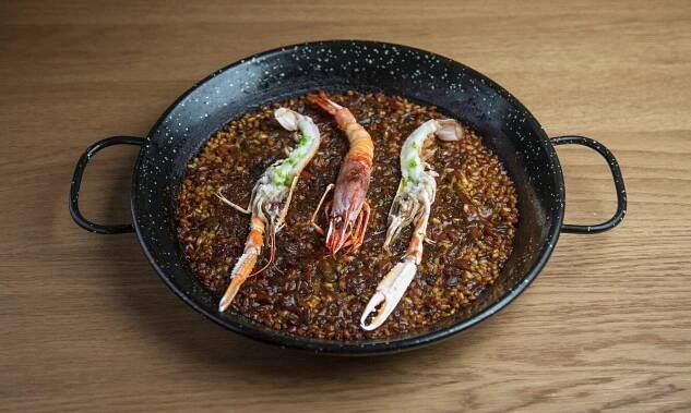 Catavents. Paella marinera con arroz Molino Roca gran reserva, gamba roja, sepia km0 y cigala.