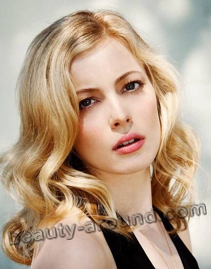 Gillian Jacobs famous TV series actress photo