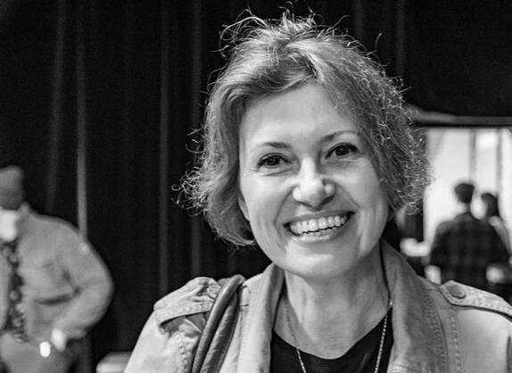 Tlumočník se účastní turné orchestru v Japonsku, které nabere nečekaný směr. Manželka bohatého podnikatele chystá svému muži oslavu v Kalábrii, ale při domluvě s taxikářem dojde k nedorozumění. Teenagerka se vrací se svými rodiči a tetou z pohřbu na vesnici, cestou jim dojde nafta — a vtom se objeví neznámý noblesní pán. Někdo, někdy, někde… "Těší mě hra s povídkami, které dokážou na malé ploše vyvolat u čtenáře bezprostřední reakci, smutek, hnus nebo smích." Bianca Bellová
