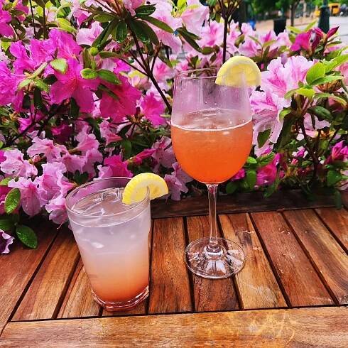 Celebrate Mom all weekend long at Purple Waves!

We’re toasting the amazing mamas in our community with a refreshing Strawberry Lemon Spritz just for her 🍓✨ — and a sweet Strawberry Lemonade for the little ones 🍋. Pair it with our cozy 