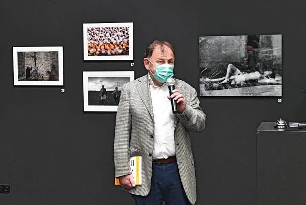 Roušková dobročinná aukce a výstava v Galerii Jaroslava Fragnera | Praha 1