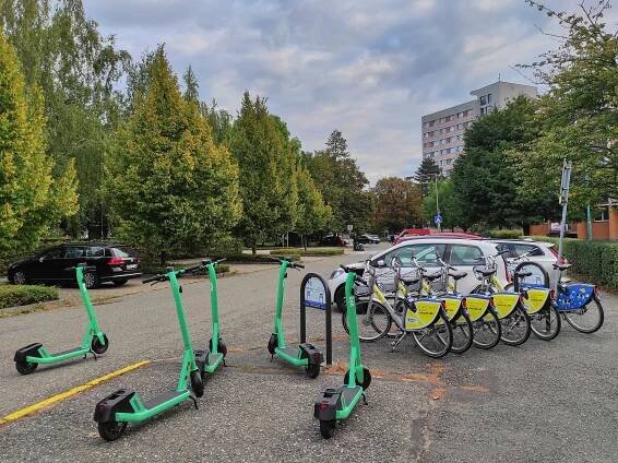 Soubor:Kola Nextbike a koloběžky Bolt, Olomouc (01).jpg