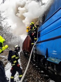 VIDEO: U Chlumce hořela lokomotiva, vlaky z Budějovic na Linec se zastavily