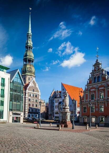 Riga radnice na náměstí a kostel St. Peters — Stock obrázek